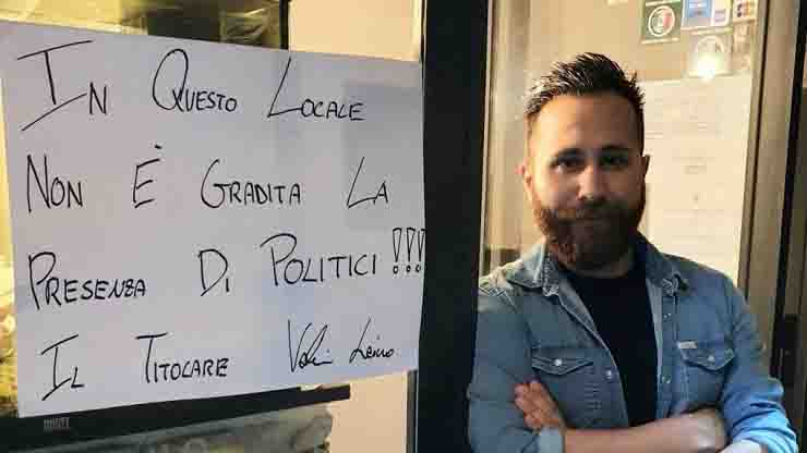 Valerio Laino titolare Peperoncino d'Oro ristorante Roma protesta contro il governo cartello no politici nel locale