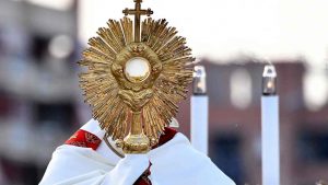 Vaticano, Istruzione parroci: via tariffari Messe, incarichi anche a non battezzati
