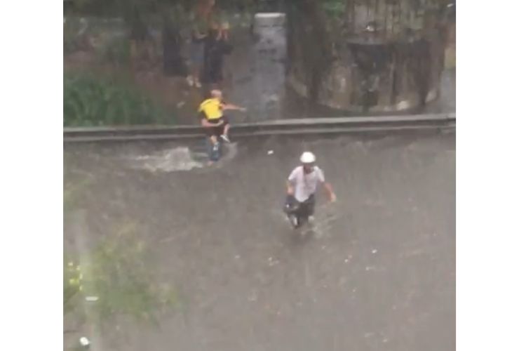 bomba d'acqua a palermo - gente in strada