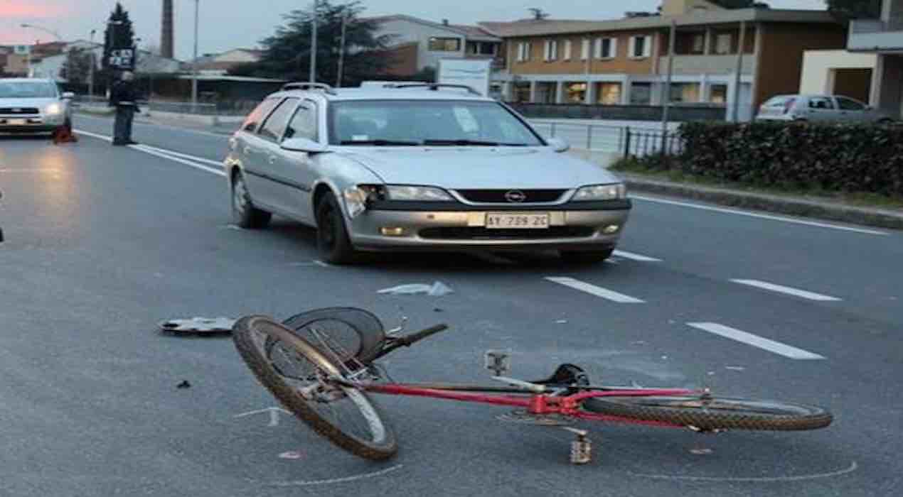 ciclista 21enne in gravi condizion. auto scappa senza presatre soccorso