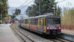 Capotreno chiede a passeggero di non fumare e mettere mascherina: ma lui gli dà testata al volto