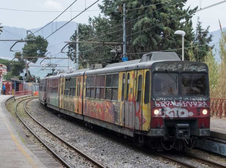 Capotreno chiede a passeggero di non fumare e mettere mascherina: ma lui gli dà testata al volto