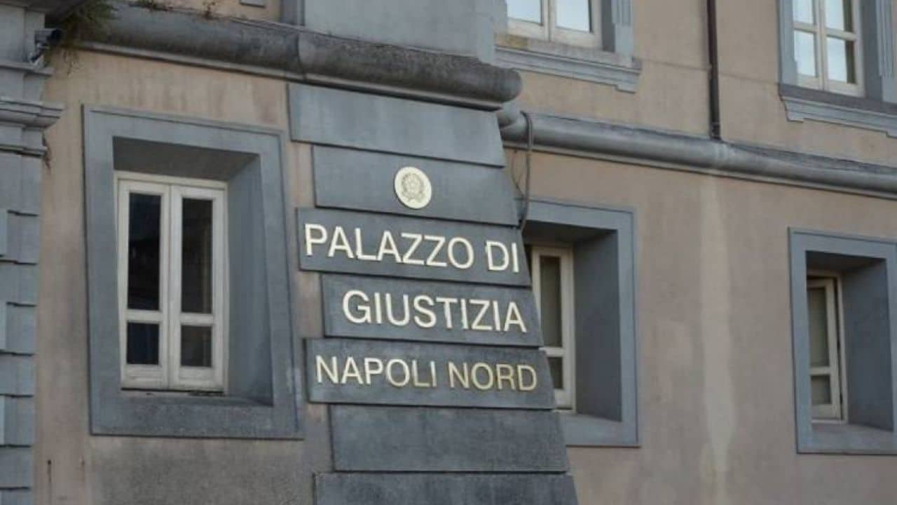 detenuto tenta suicidio tribunale di napoli nord