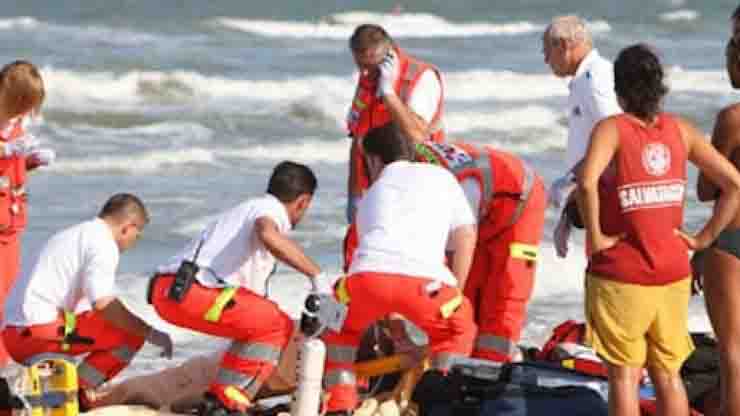 Muore in mare davanti a marito e figlio Pesaro 