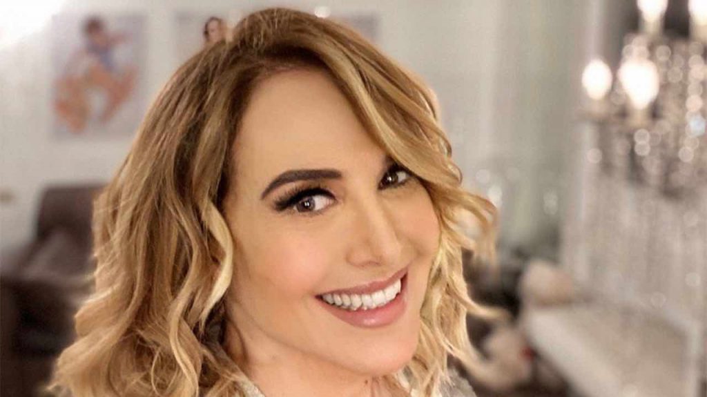 Barbara D’Urso in abito da sposa: Carmelita di bianco vestita [VIDEO]
