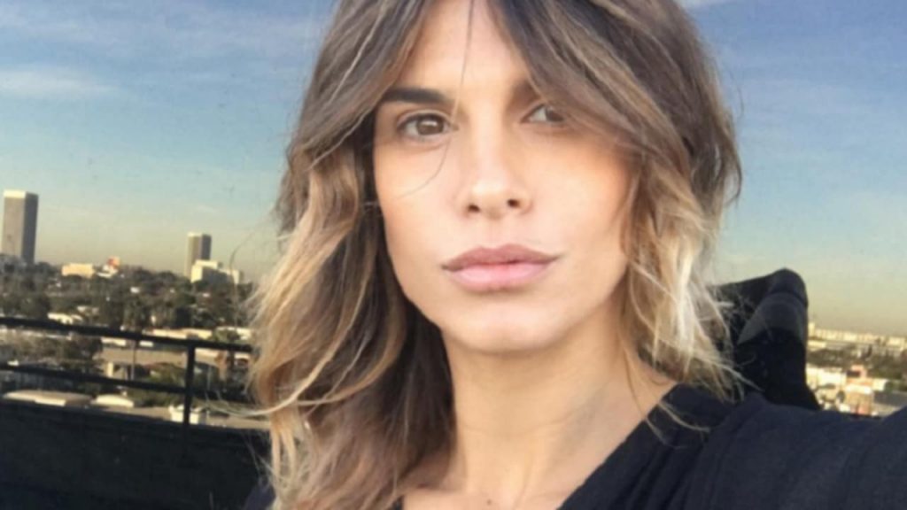 Elisabetta Canalis costume strettissimo: l’ex velina esagera [FOTO]