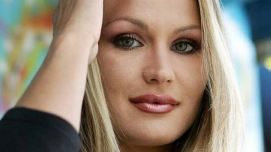 Eva Henger fotografata dal marito in costume: sensualissima in bikini