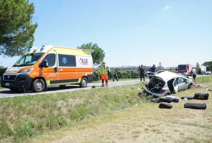 faenza - 19enne si schianta contro un muro