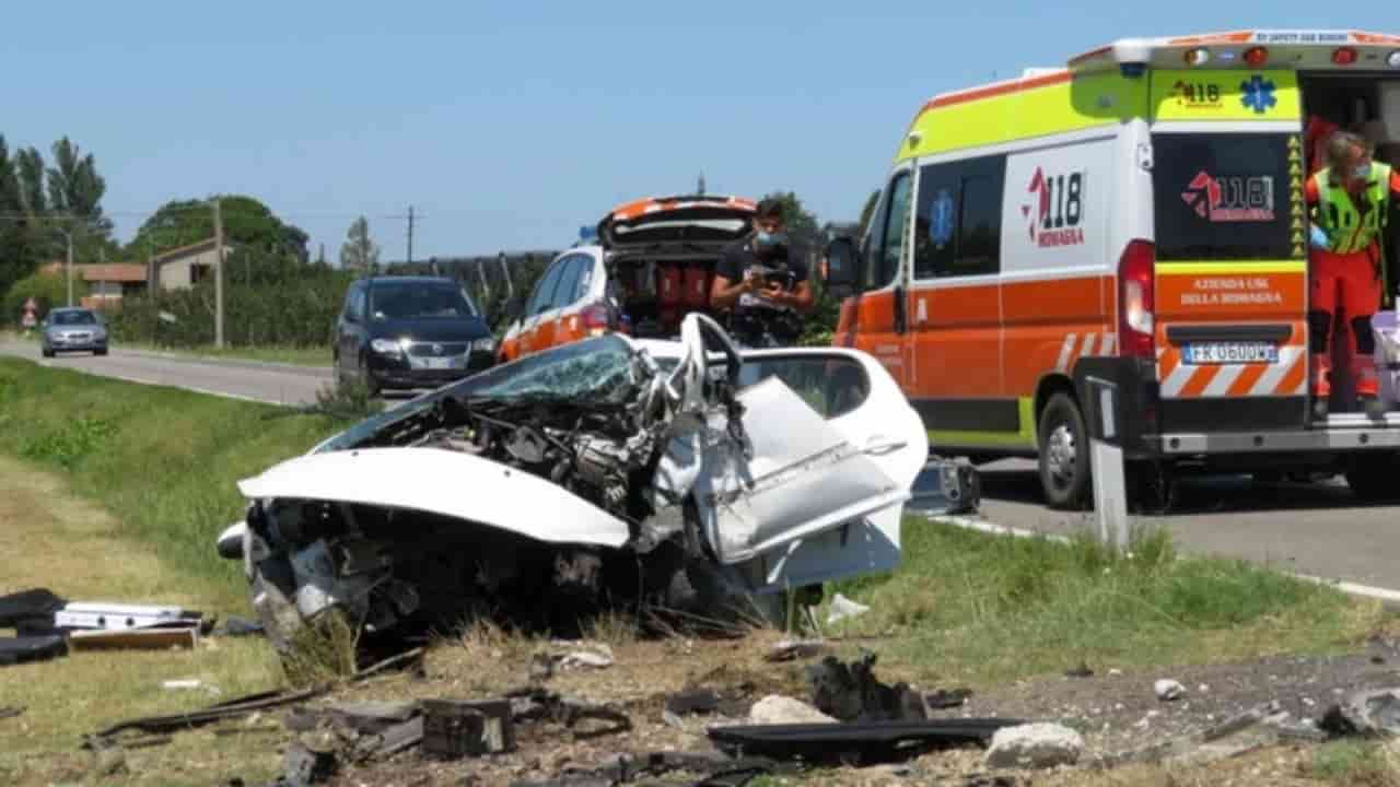 aenza 19enne si schianta contro un muro