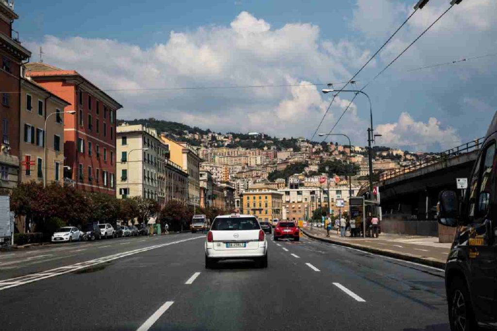 Slittata la riapertura del casello di Genova Est: ancora km di code