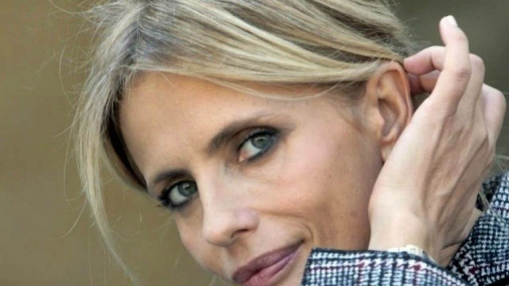 Isabella Ferrari meravigliosa|Costume scollato come ai tempi di Sapore di Mare