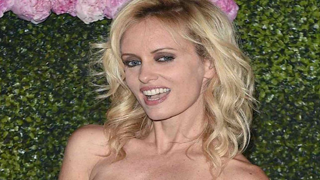 Justine Mattera sexy allenamento in piscina: la foto da urlo in mini costume
