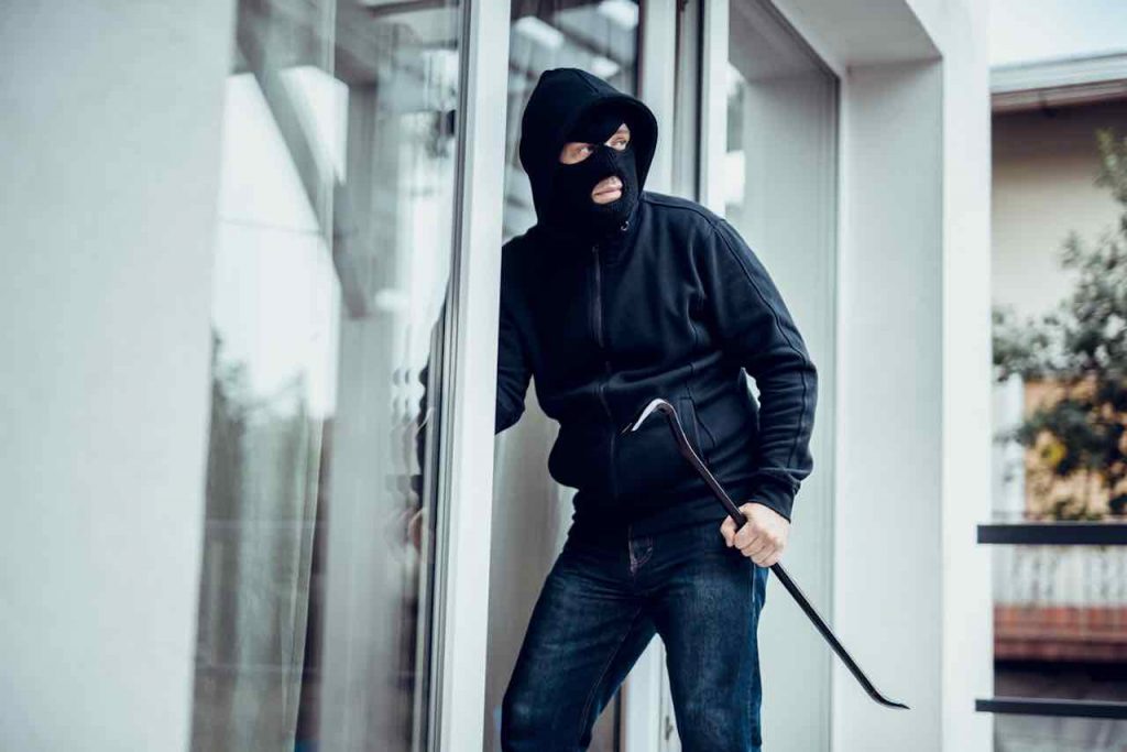 Banditi con passamontagna e pistole: la scoperta incredibile all’arrivo della polizia