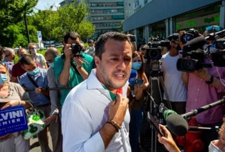 matteo salvini contestato dal figlio di lucarelli