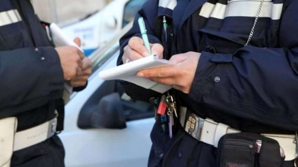 Multa da 900 euro a una boutique: troppe persone, mancava il gel igienizzante