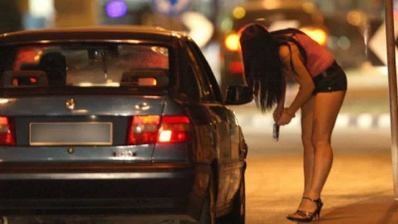 paga prostituta con soldi falsi