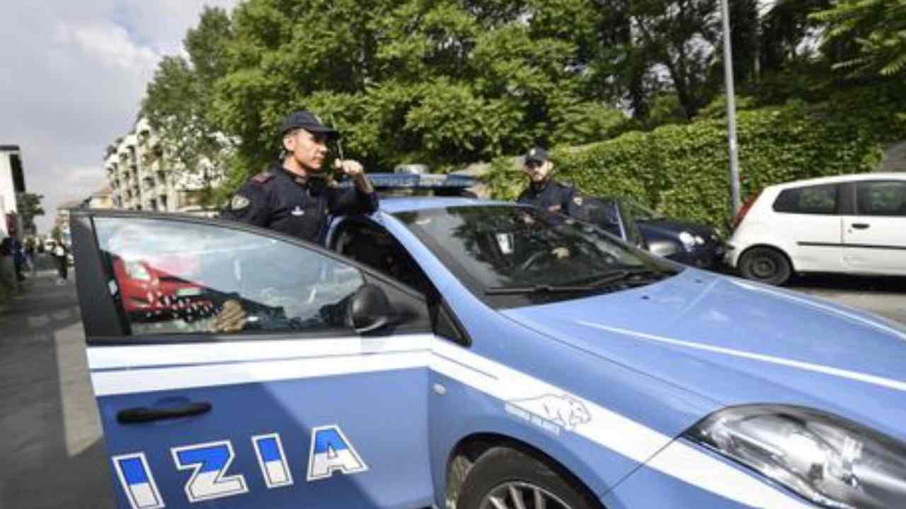 Bimba scende dall’auto della madre e cammina sulla carreggiata