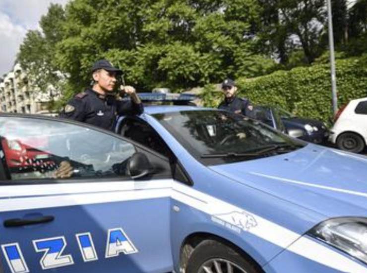 Bimba scende dall’auto della madre e cammina sulla carreggiata