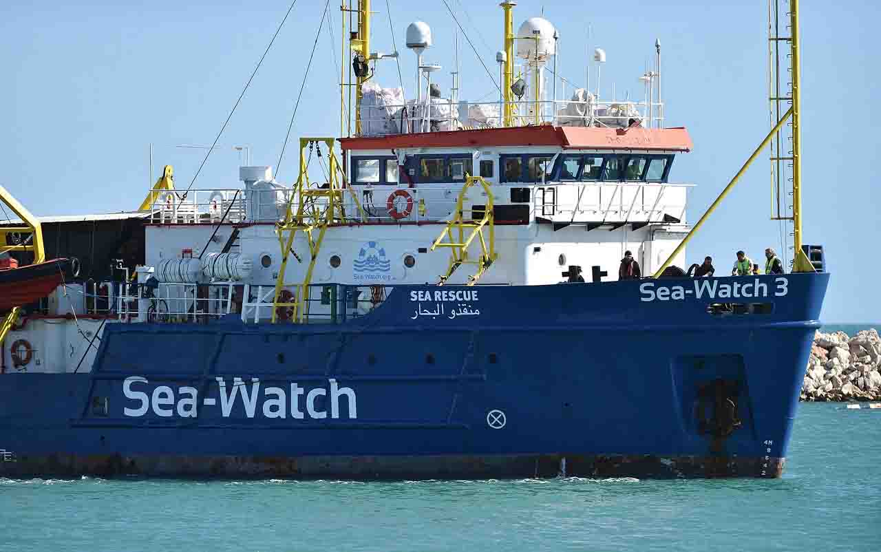 Sea Watch 3 fermata in porto per irregolarità