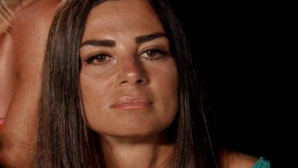 Serena Enardu crisi di pianto | L’ex di Pago fuori controllo [VIDEO]