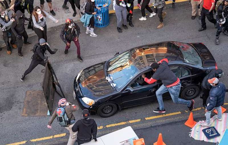 Seattle, auto si schianta contro manifestanti