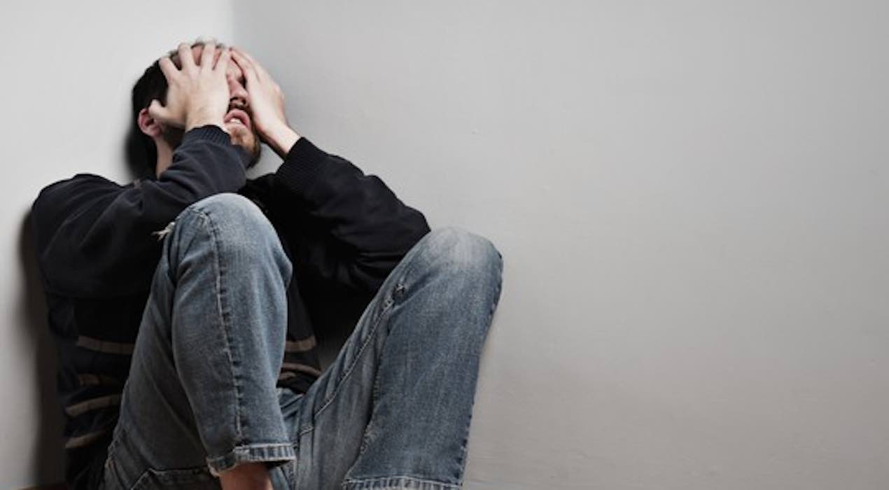 tentato stupro ai danni di un 20enne. stupratore in coma