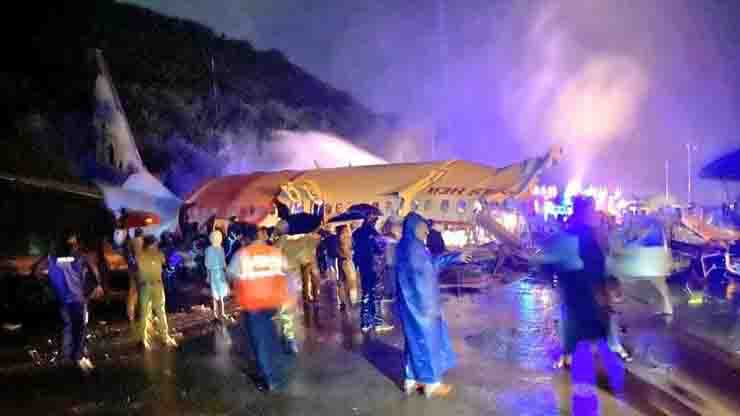 Velivolo Airindia fuori pista si spezza in due morti