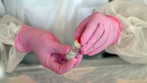 Emergenza guanti negli ospedali della Lombardia tra scorte esaurite e forniture sospese