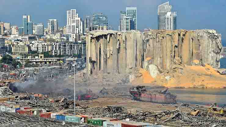 Beirut in lutto chiede verità esplosione porto 