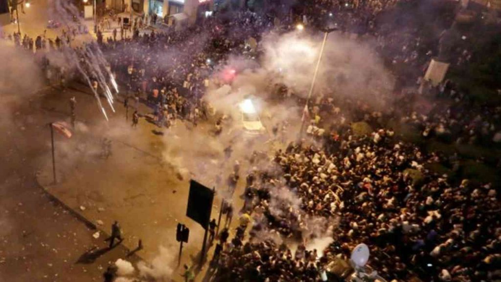 Beirut, dopo l’esplosione la rivolta: morto un poliziotto