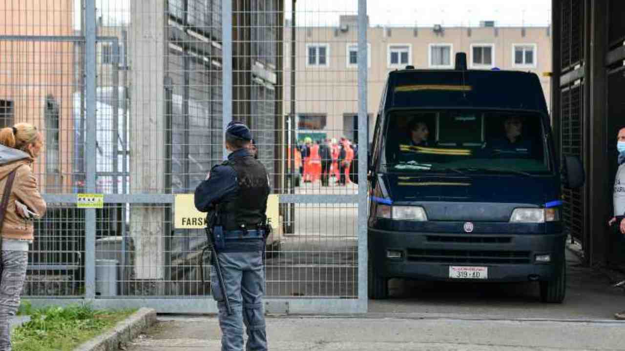 Carceri, Sappe: detenuto distrugge arredi cella e tenta suicidio