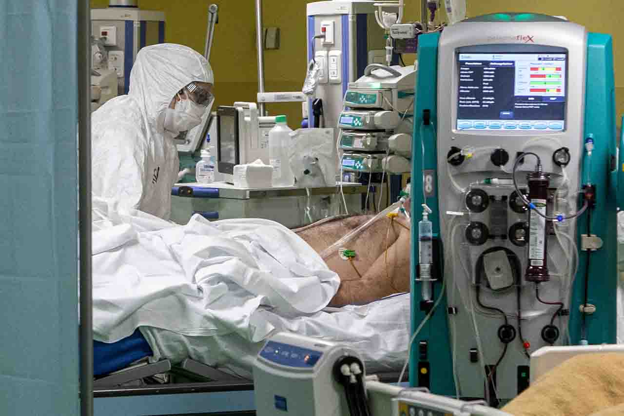 Lombardia sempre peggio: raddoppiati i contagiati in un giorno, riaprono gli ospedali Covid Lombardia sempre peggio: raddoppiati i contagiati in un giorno, riaprono gli ospedali Covid