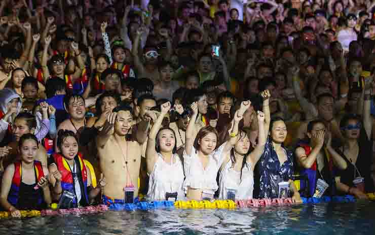Wuhan mega festa in piscina senza mascherina nel mondo i decessi salgono a 780 mila