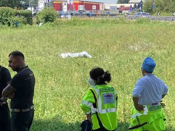 Crema donna si da fuoco e muore passanti filmano la scena