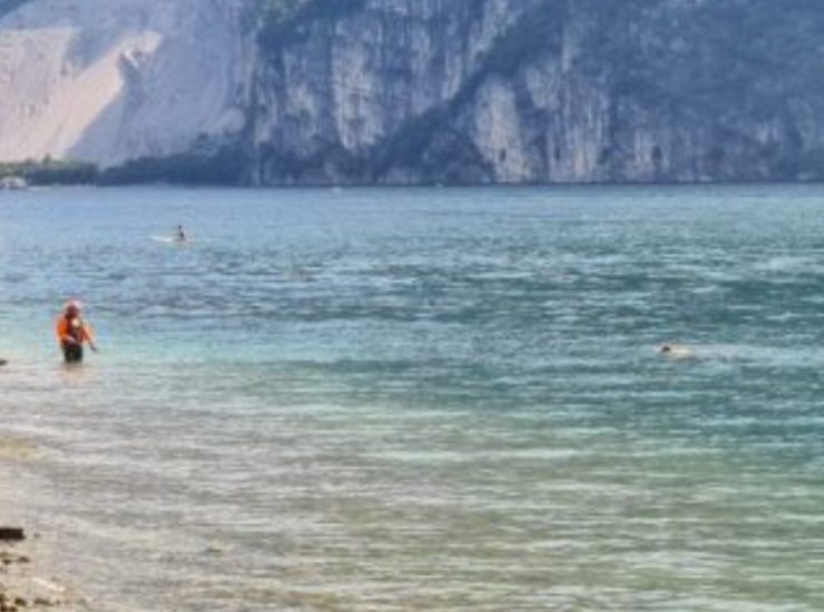 Dodicenne dispersa nel lago: ricerche sono in corso