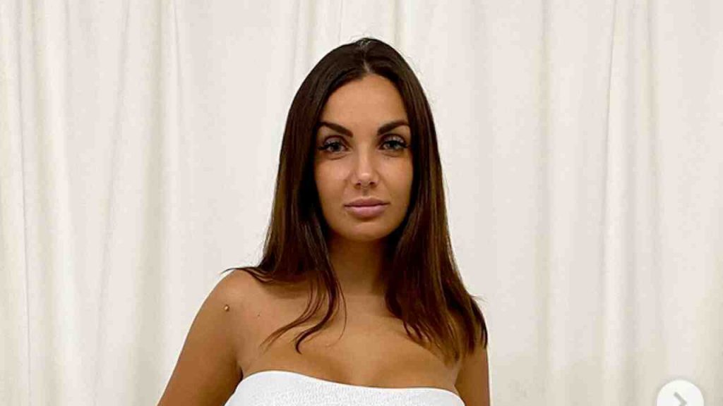 Elettra Lamborghini scatena il web con un velo bianco, poi sbotta