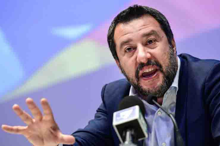 Matteo Salvini intervento aggressione Celio migranti nigeriani morsi e botte per evadere