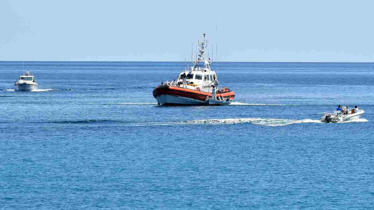 livorno migranti si tuffano