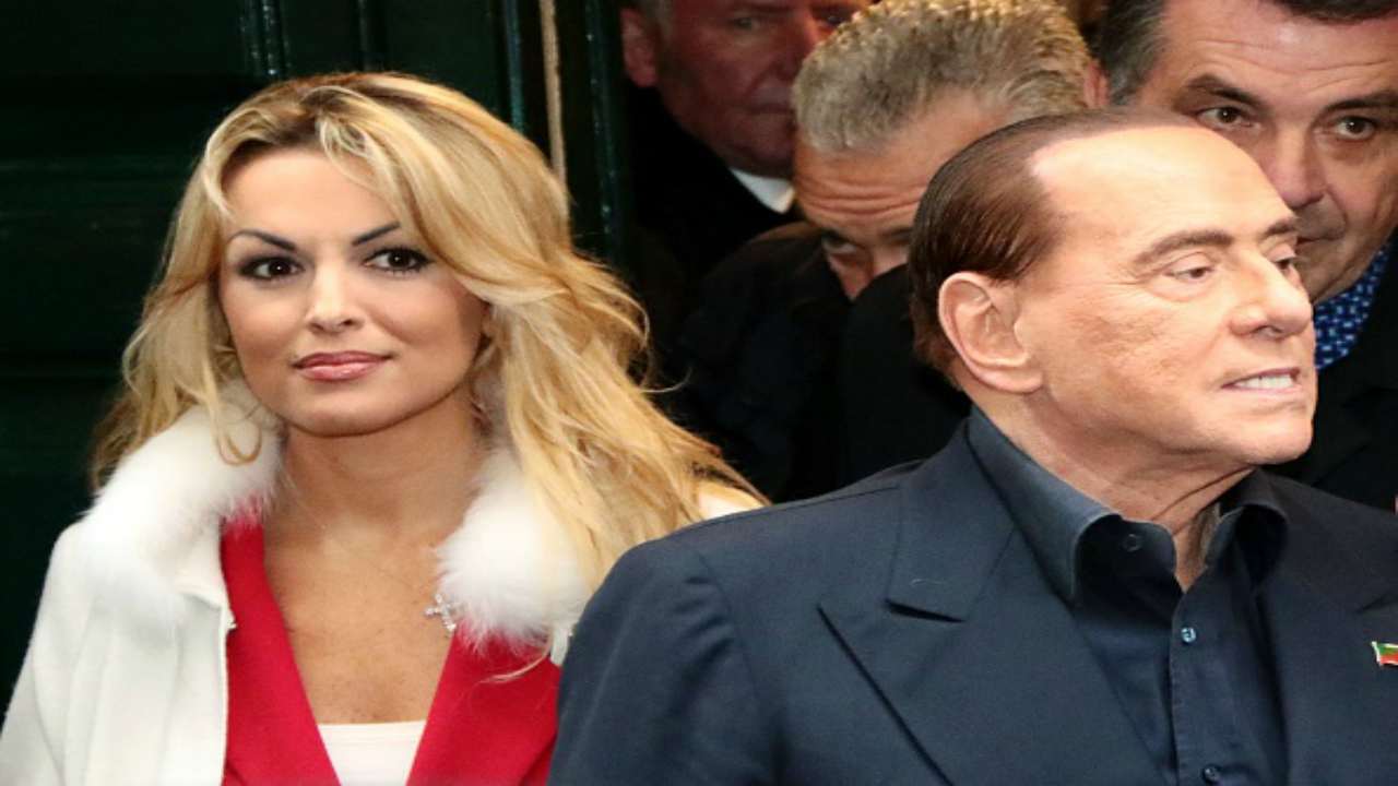 Francesca Pascale topless da urlo sullo yacht da 60mila a settimana Francesca Pascale topless da urlo sullo yacht da 60mila a settimana