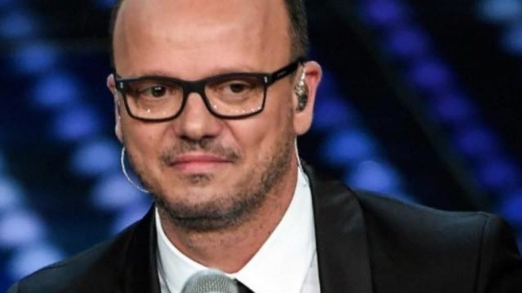 Gigi D’Alessio, lo ricordate da giovane? Capelli ricci e folti [FOTO]