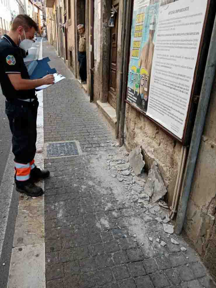 Scosse di terremoto ai Castelli Romani danni alle strade