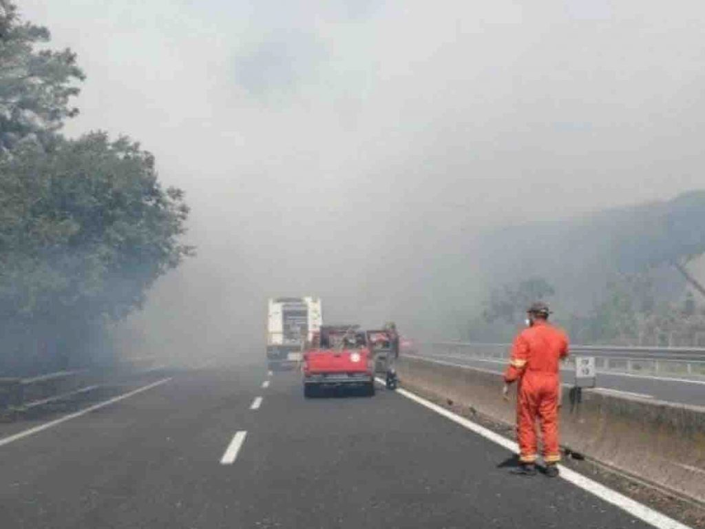 Incendio a Roma, un agente ustionato e 4 intossicati