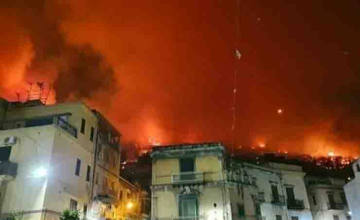 Incendio a Palermo evacuate 400 persone