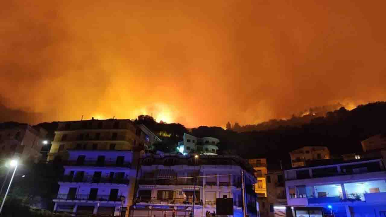 Incendio a Palermo evacuate 400 persone