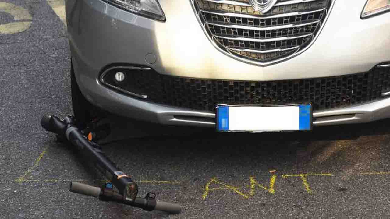 Monopattino contro auto: violento scontro, grave una 26enne Monopattino contro auto: violento scontro, grave una 26enne