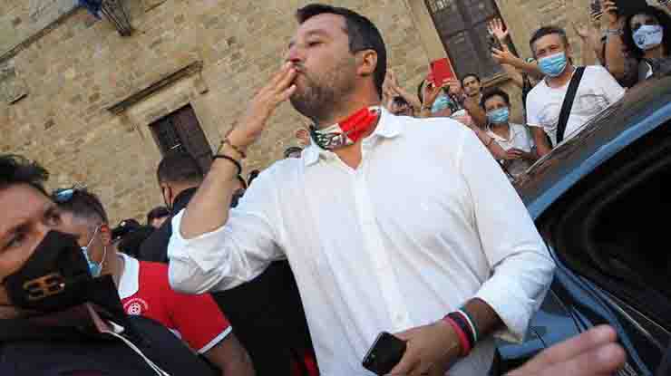 Gli infermieri contro Salvini che non usa la mascherina, protesta via social