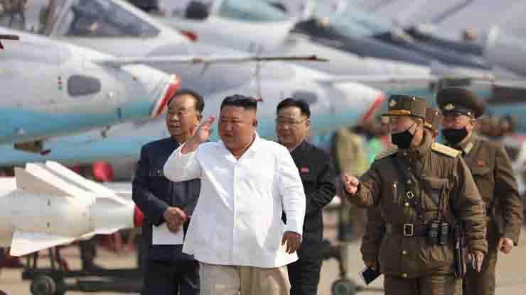 Kim Jong-un ricompare in divisa estiva