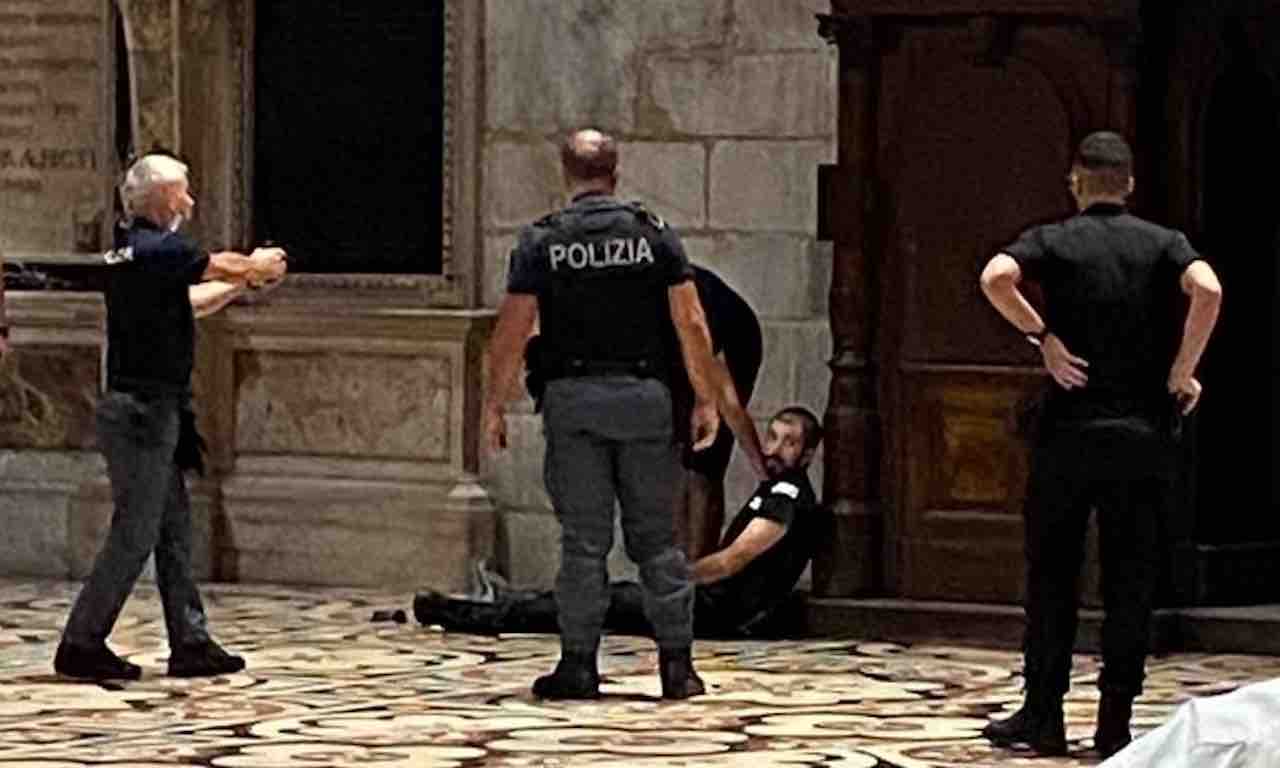 Uomo egiziano sequestra guardia giurata dentro il Duomo di Milano