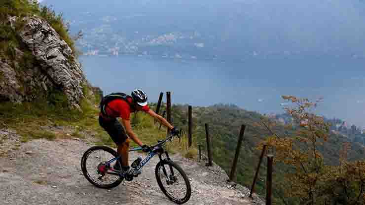 16enne esce in bici e non torna piu' a casa, trovato morto ai piedi di un dirupo