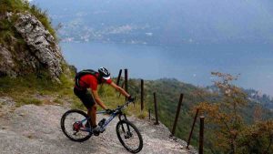 16enne esce in bici e non torna piu' a casa, trovato morto ai piedi di un dirupo